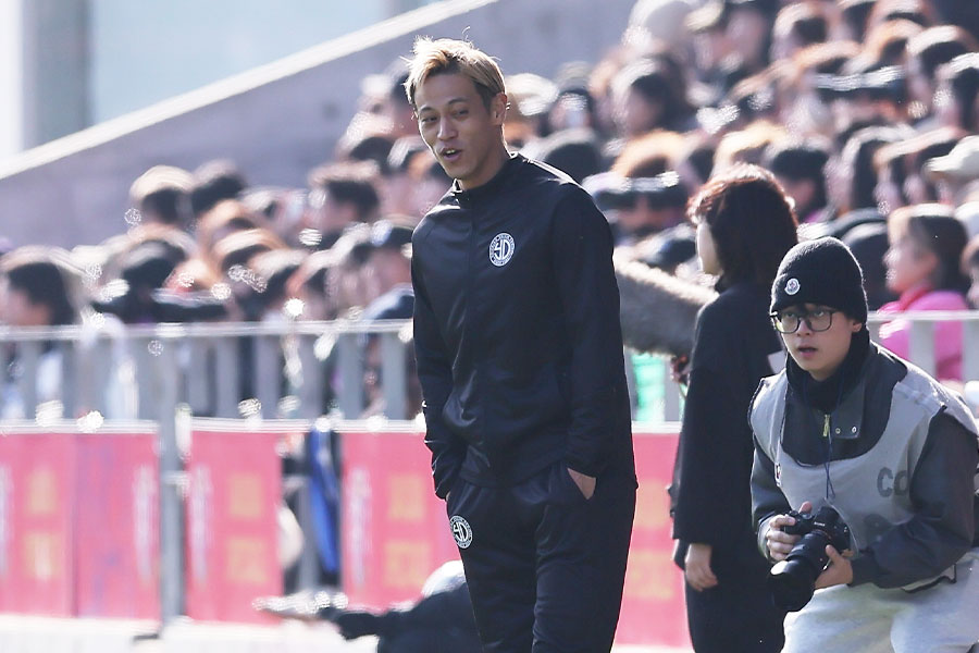 「OSAKA BLUE」の指揮を執った本田圭佑【写真:柳瀬心祐】