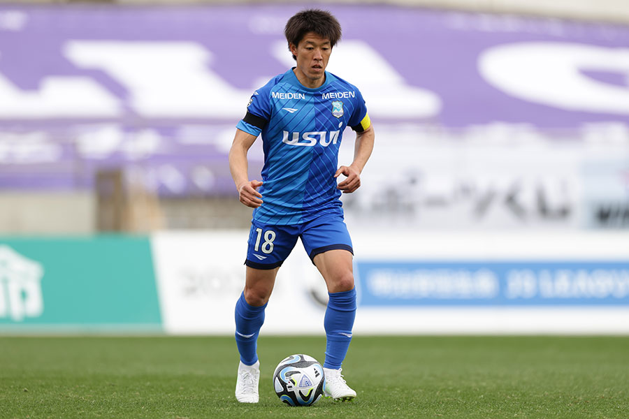 キャプテンマークを巻く菅井拓也【写真：Getty Images】