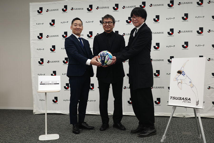 百年構想リーグで使用される公式試合球がお披露目された【写真:FOOTBALL ZONE編集部】