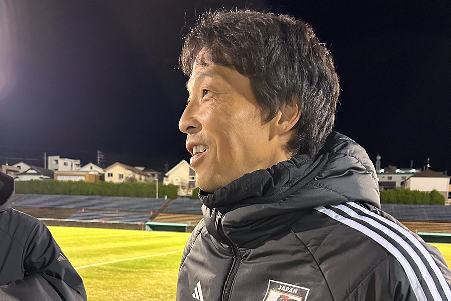 取材に応じたU-20日本代表・山口智監督【写真：FOOTBALL ZONE編集部】