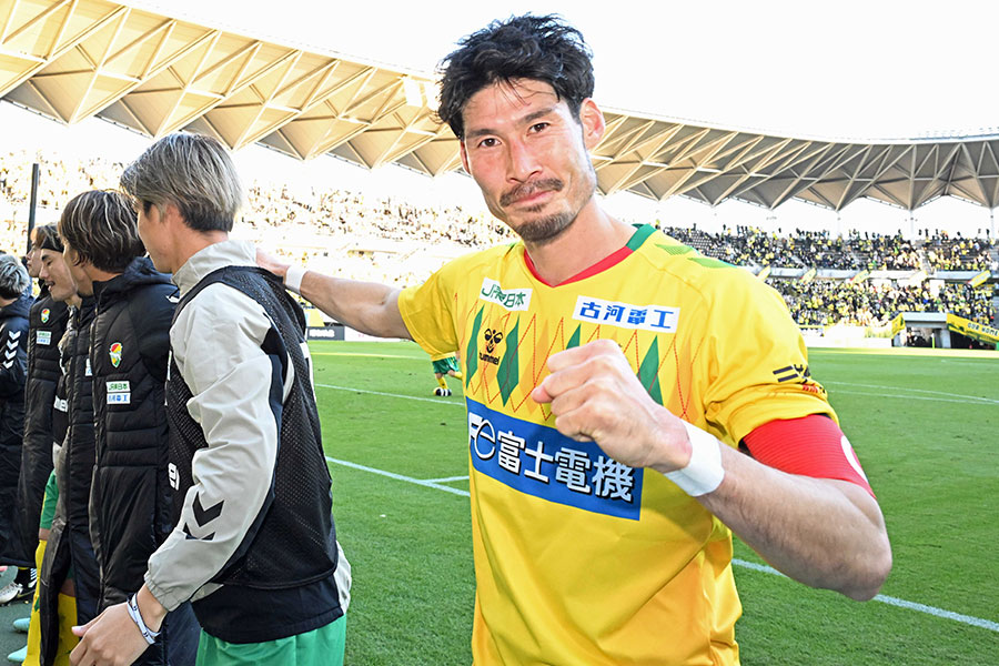 J1昇格を決めてガッツポーズを見せた鈴木大輔【写真：徳原隆元】