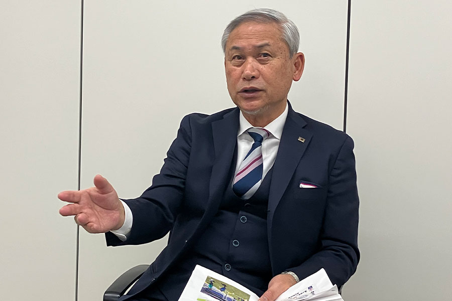 佐々木則夫女子委員長が取材に応じた【写真：砂坂美紀】