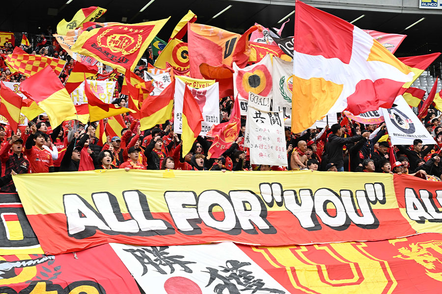 名古屋が新ユニフォームを発表した【写真：徳原隆元】