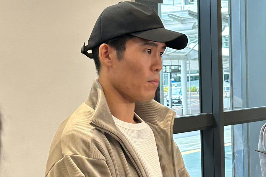 空港で取材に応じた冨安健洋【写真：FOOTBALL ZONE編集部】