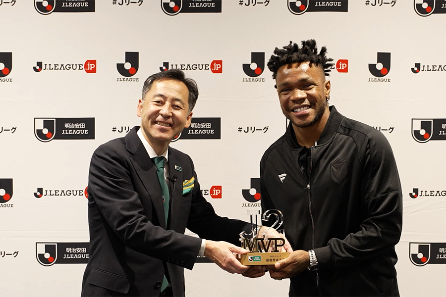 J2最優秀選手賞を贈られる長崎のマテウス・ジェズス【写真：©Jリーグ】