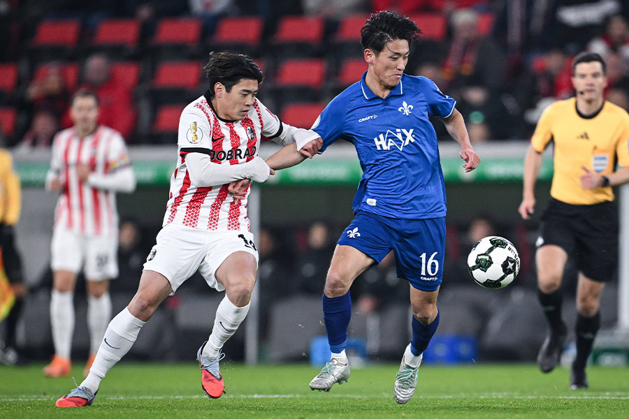 ダルムシュタットで好パフォーマンスを見せる秋山裕紀（写真右）【写真：アフロ】