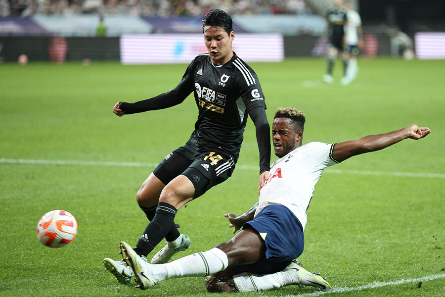 清水がパク・スンウク（写真左）を完全移籍で獲得した【写真：ロイター/アフロ】