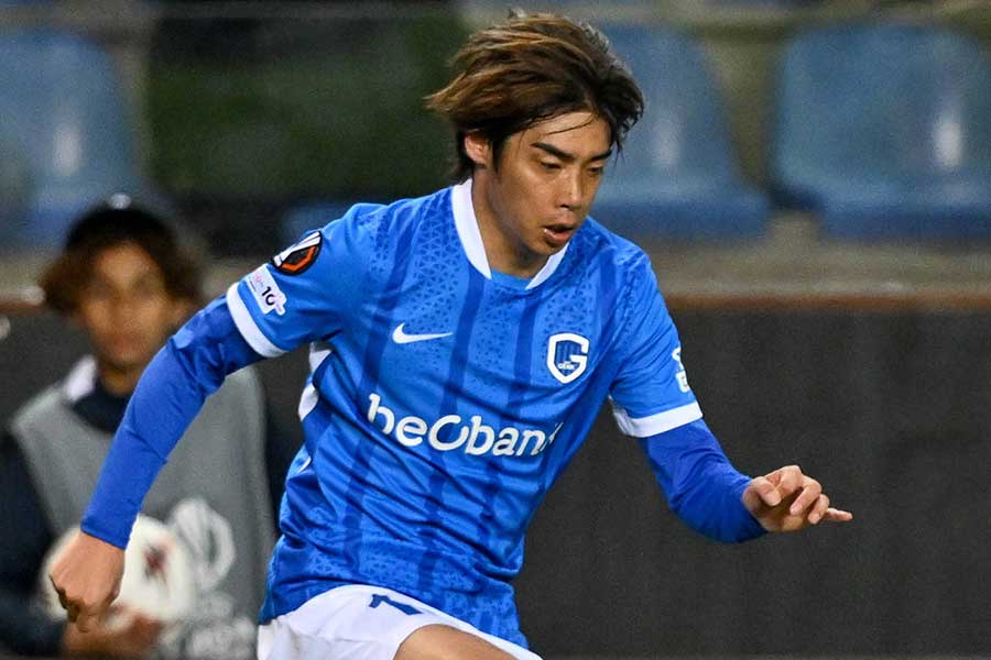 ヘンクの伊東純也【写真：アフロ】