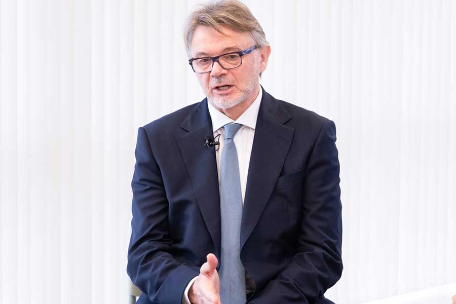 インタビューに応じたフィリップ・トルシエ氏【写真：荒川祐史】