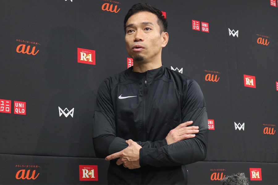 長友佑都が本田圭佑とピッチで対戦【写真:城福達也】