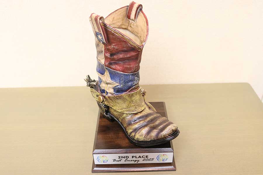 フトゥーロに贈られた「2ND ENERGY/SYMPATHY of the2025」のトロフィー【写真:FOOTBALL ZONE編集部】