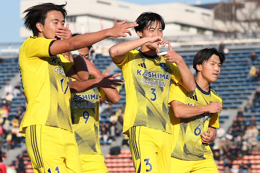 鹿島学園が7ゴールを決めて勝利した【写真：産経新聞社】