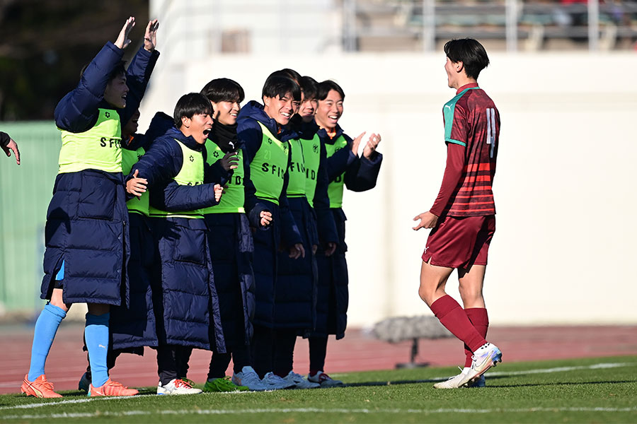 松澤琉真（写真右）が強烈ロングシュートを決めた【写真：アフロスポーツ】