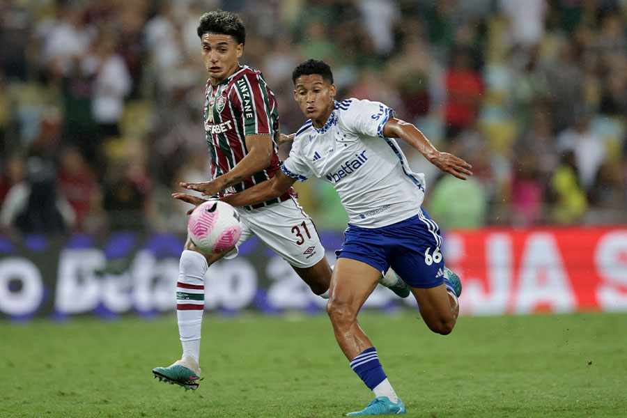 横浜FMがクルゼイロのテヴィスに興味？（写真右）【写真：ロイター/アフロ】