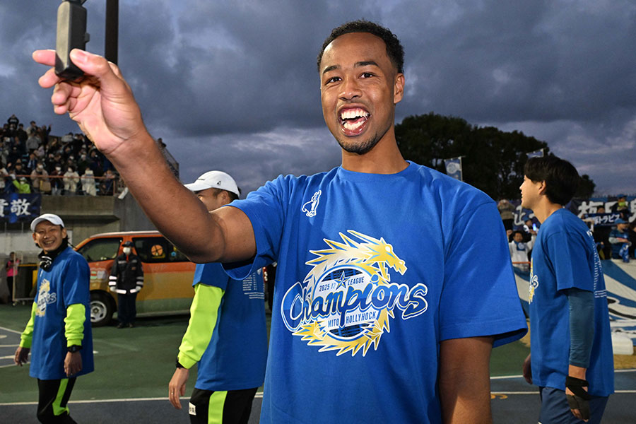 J2優勝&J1昇格に貢献した鷹啄トラビス【写真:徳原隆元】