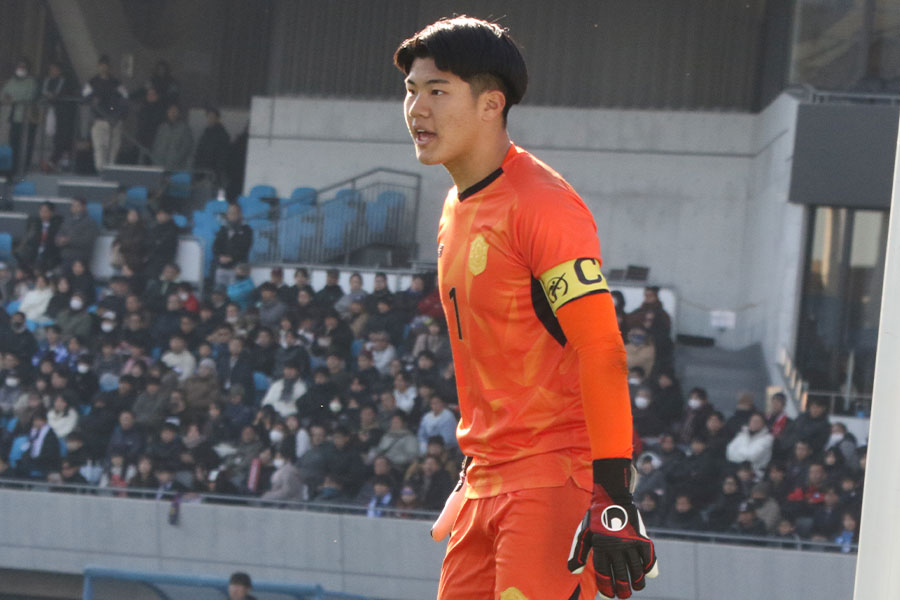 キャプテンマークを巻いた岩瀬颯【写真：安藤隆人】