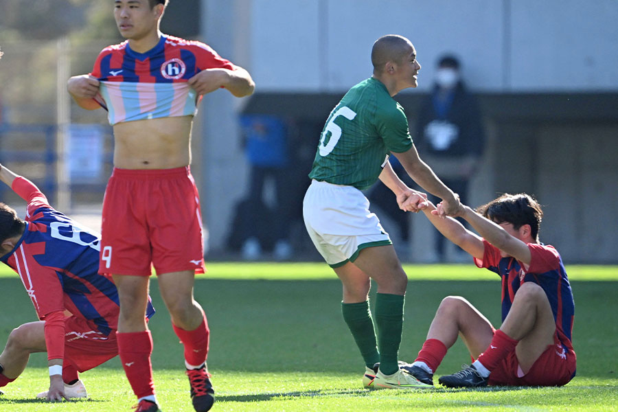 山本悠汰に手を差し出した杉山大起【写真：徳原隆元】