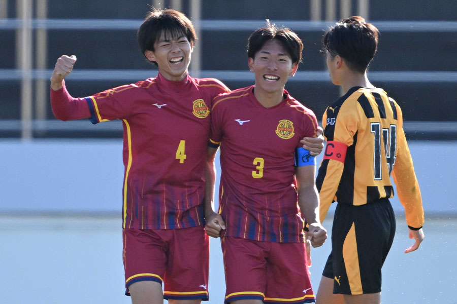 試合後に笑顔を見せた神戸弘陵の主将・今井凛太朗（写真右）【写真：徳原隆元】