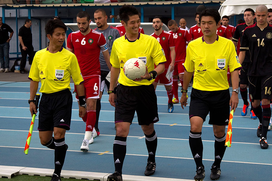 大塚晴弘（写真左）2025年限りで審判行を退いた【写真：MEXSPORT/アフロ】