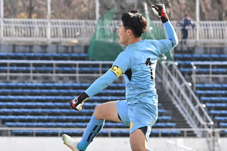 5人目のPKキッカーを務めた岩瀬颯【写真：産経新聞社】