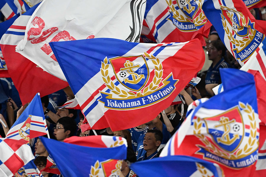 横浜FMと酷似しているエンブレムに注目【写真:徳原隆元】