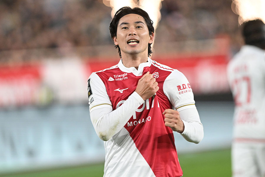 同僚が南野拓実へのメッセージ付きシャツを着用した【写真:アフロ】