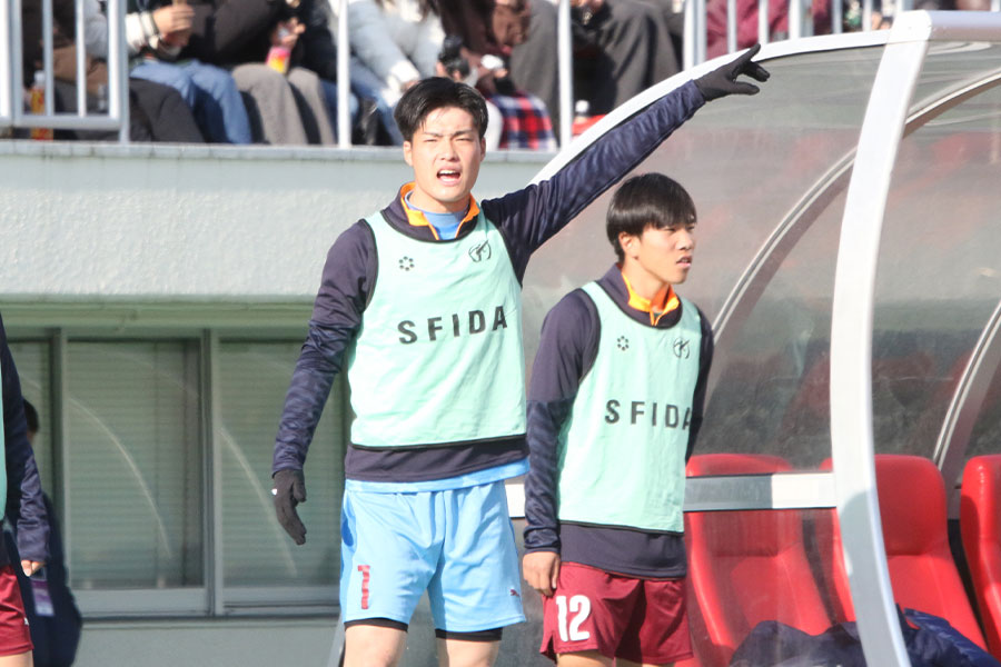 ベンチから声を出し続けた赤根啓太【写真：安藤隆人】