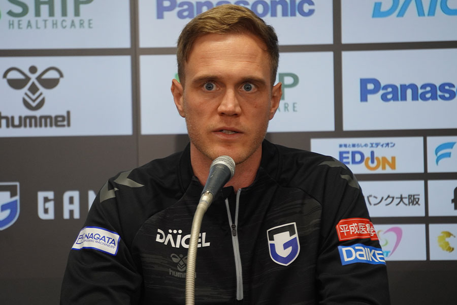 今季から指揮を執るイェンス・ヴィッシング監督【写真:FOOTBALL ZONE編集部】