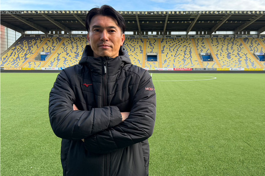 指導者としての道を歩む小川佳純氏【写真：FOOTBALL ZONE編集部】