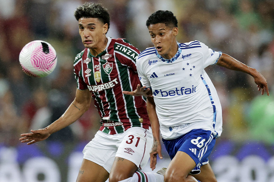 テヴィス（写真右）が横浜FMに加入【写真：ロイター/アフロ】