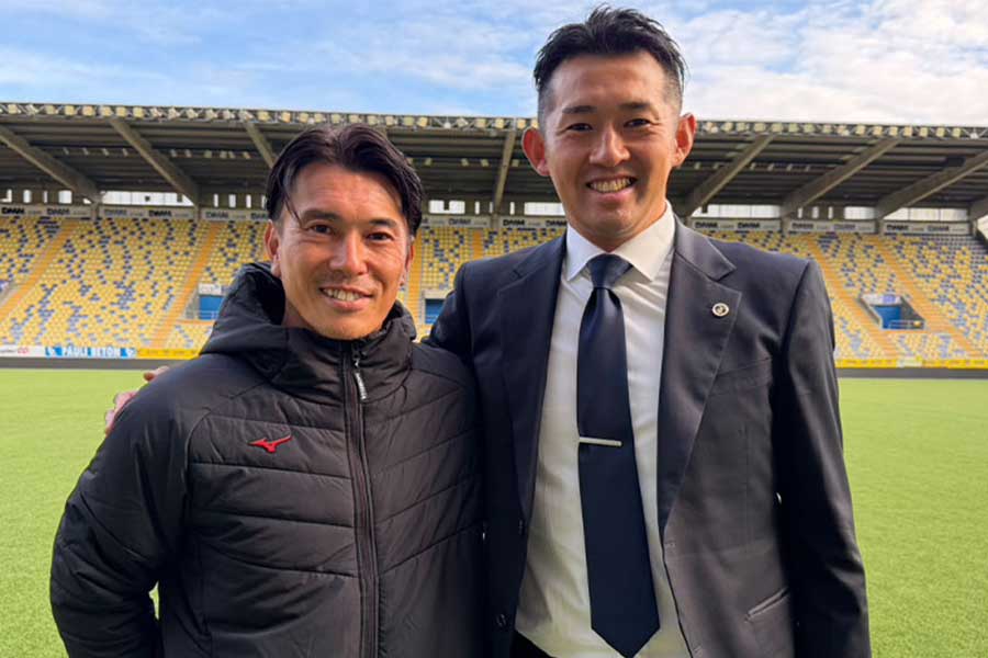 小川佳純氏（左）とともにベルギーで新たな道を進む【写真：FOOTBALL ZONE編集部】