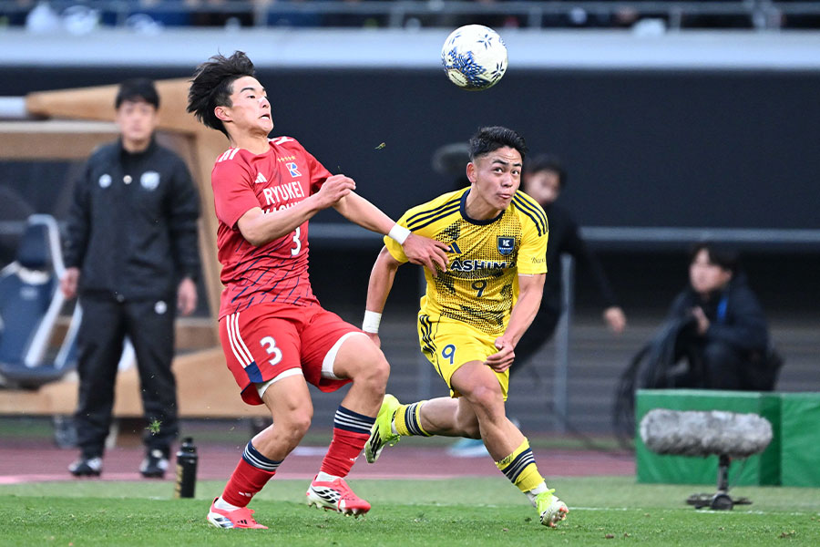 鹿島学園の2年生FW内海心太郎（右）【写真：徳原隆元】