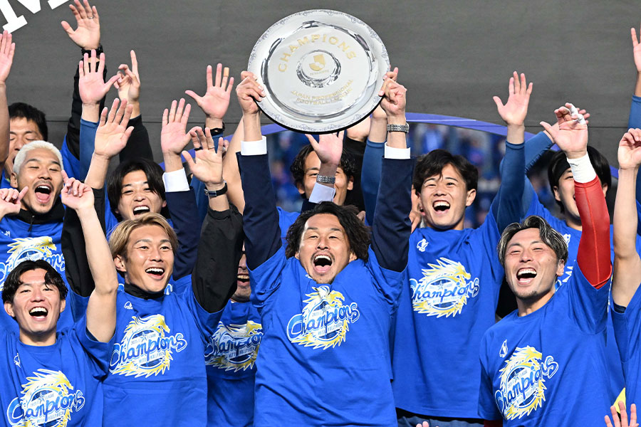 本間幸司氏（中央）が水戸のGMに就任【写真：徳原隆元】