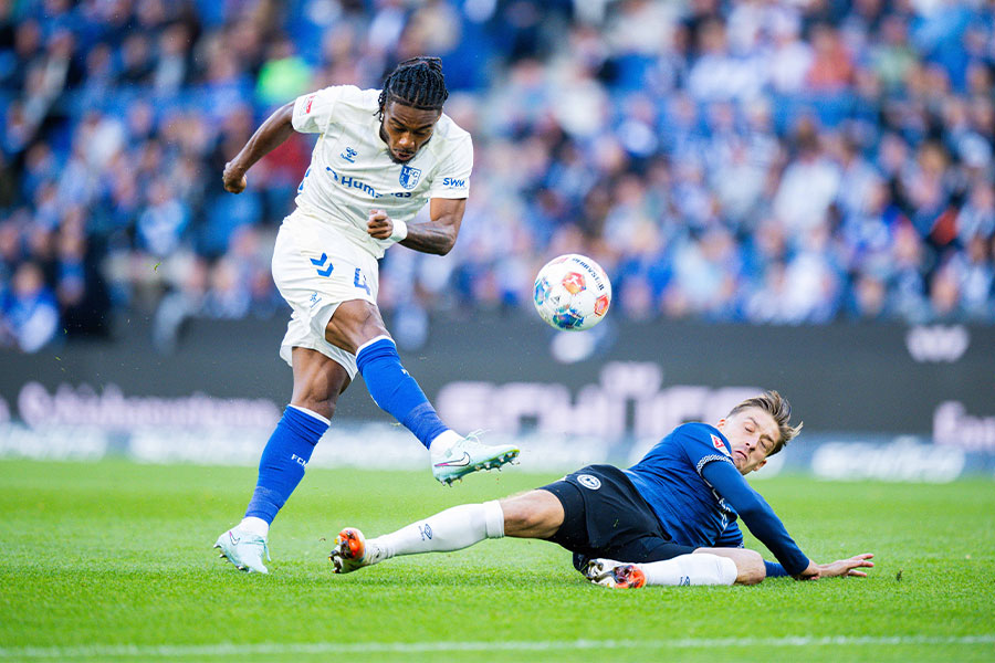 マクデブルクでプレーするオナイウ阿道【写真：アフロ】