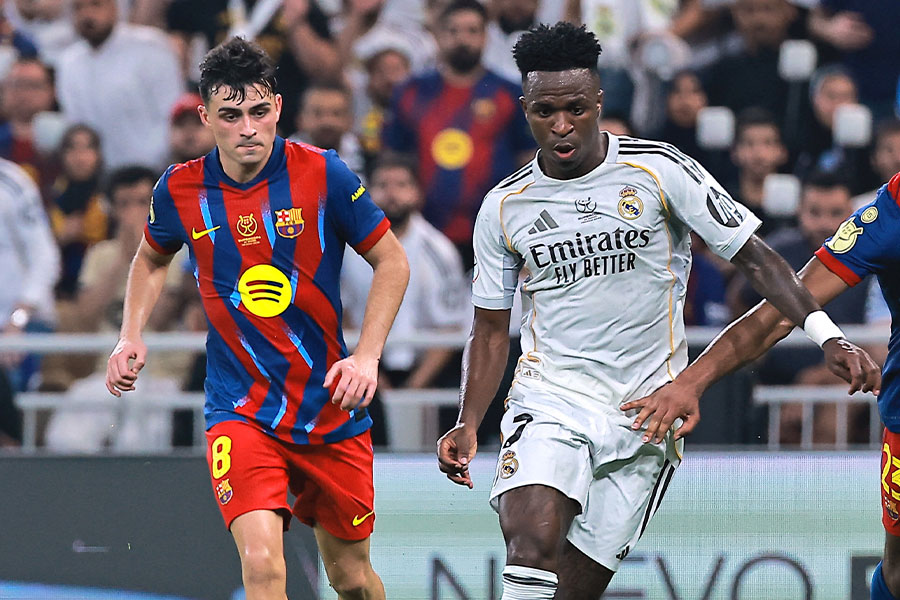 クラシコでアシストを記録したペドリ（写真左）【写真：ロイター】