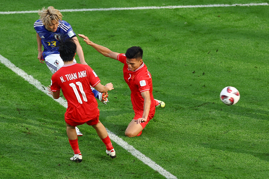 中村敬斗が圧巻のコントロールショット【写真：ロイター】