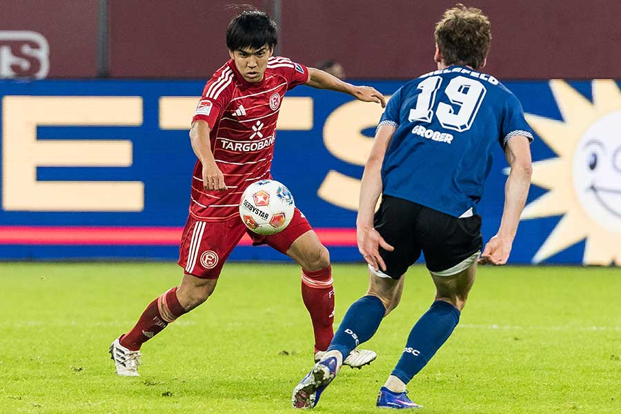 デビュー戦にスタメン出場したデュッセルドルフの田中聡【写真：picture alliance/アフロ】