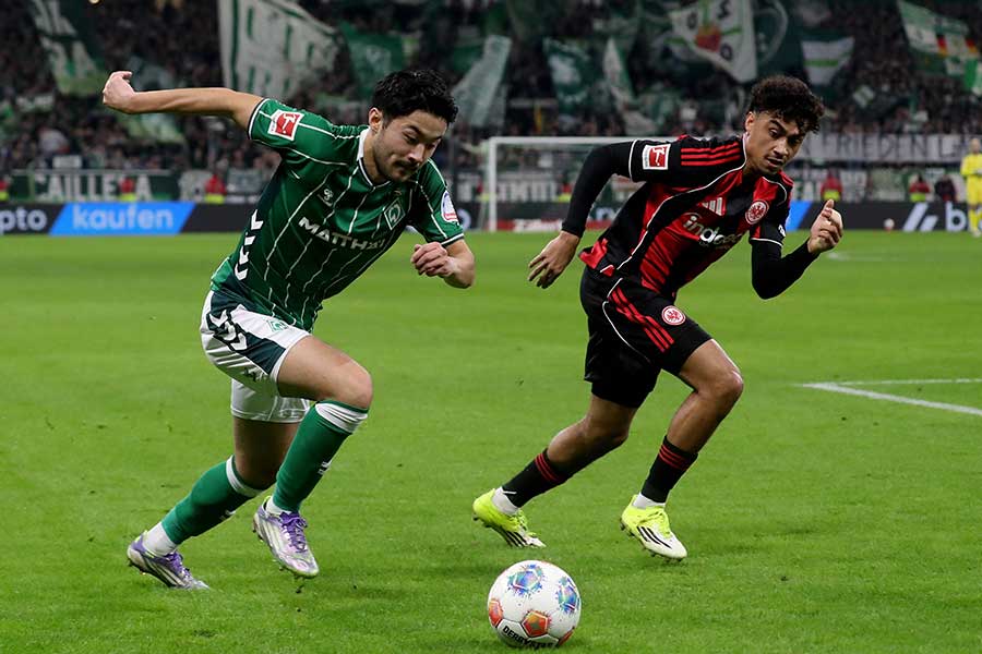 アシストを記録したブレーメンの菅原由勢（左）【写真：アフロ】