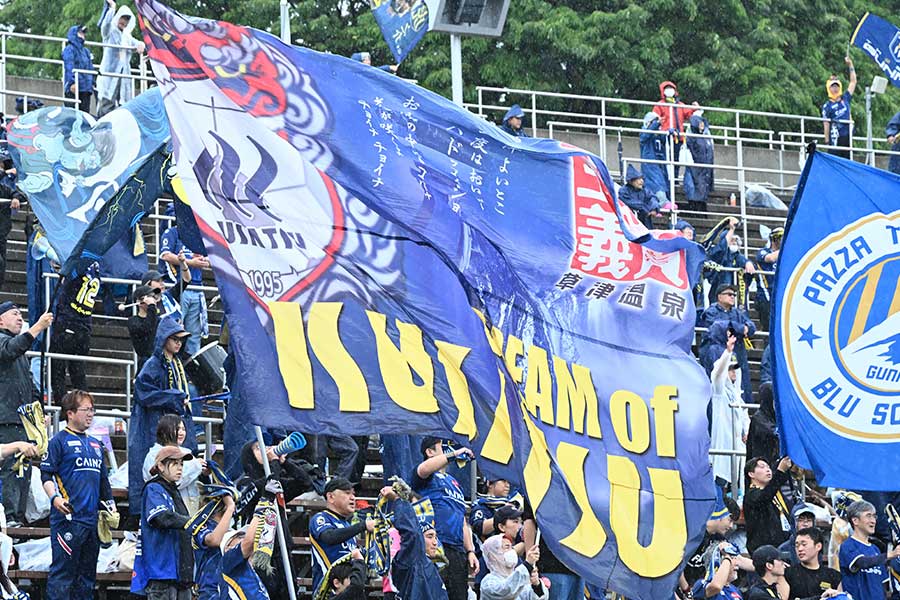 ザスパ群馬の新ユニに注目【写真：徳原隆元】