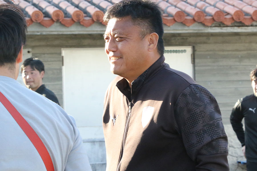 ファンサービスに応じた曹貴裁監督【写真：FOOTBALL ZONE編集部】