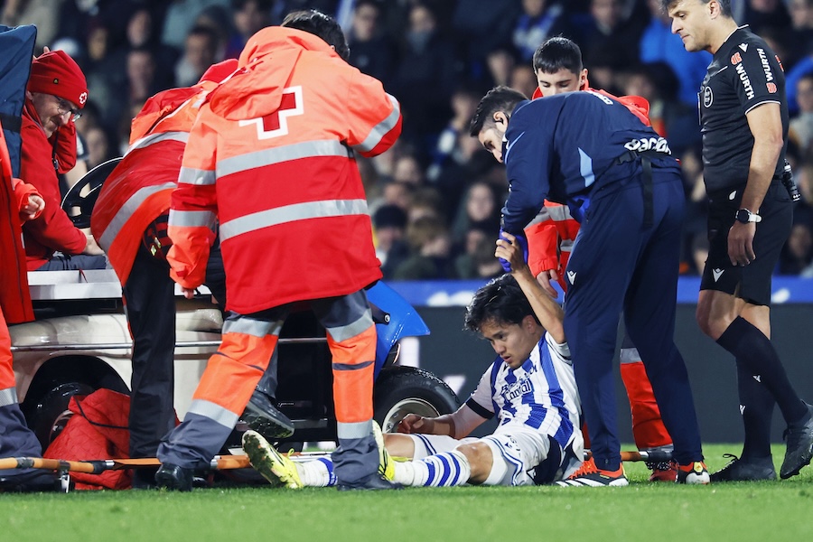 バルサ戦で負傷交代した久保建英【写真：なかしまだいすけ/アフロ】