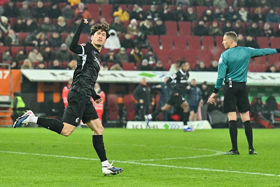 今季3得点目となるゴールを挙げたフライブルクの鈴木唯人【写真：picture alliance/アフロ】