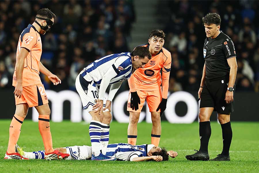 左太もも裏を負傷して倒れ込んだ久保建英【写真：ムツ・カワモリ/アフロ】