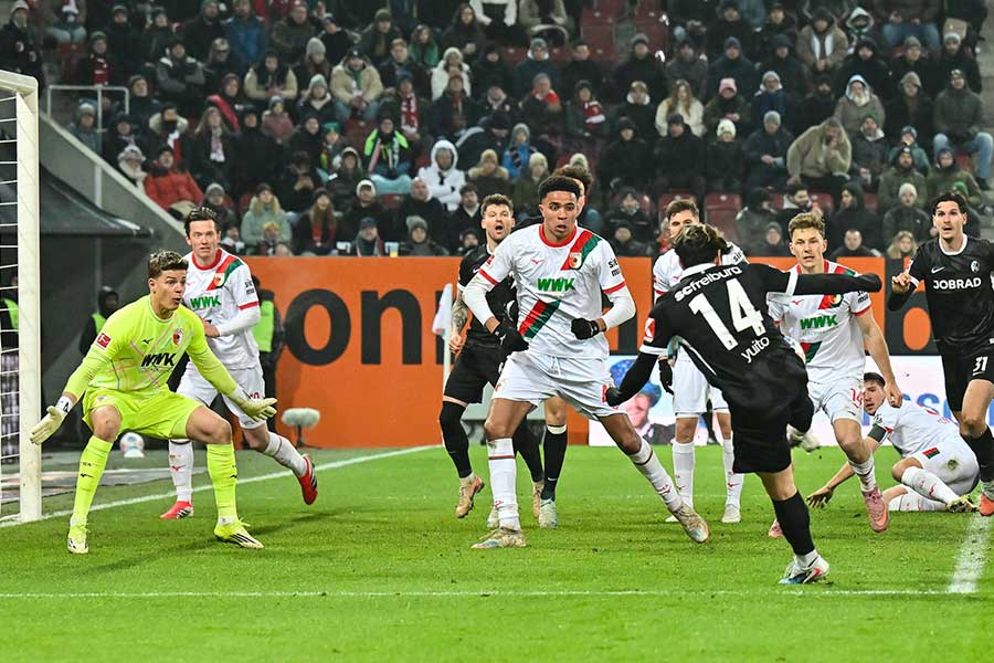 ボレーシュートを叩き込んだフライブルクの鈴木唯人【写真：picture alliance/アフロ】