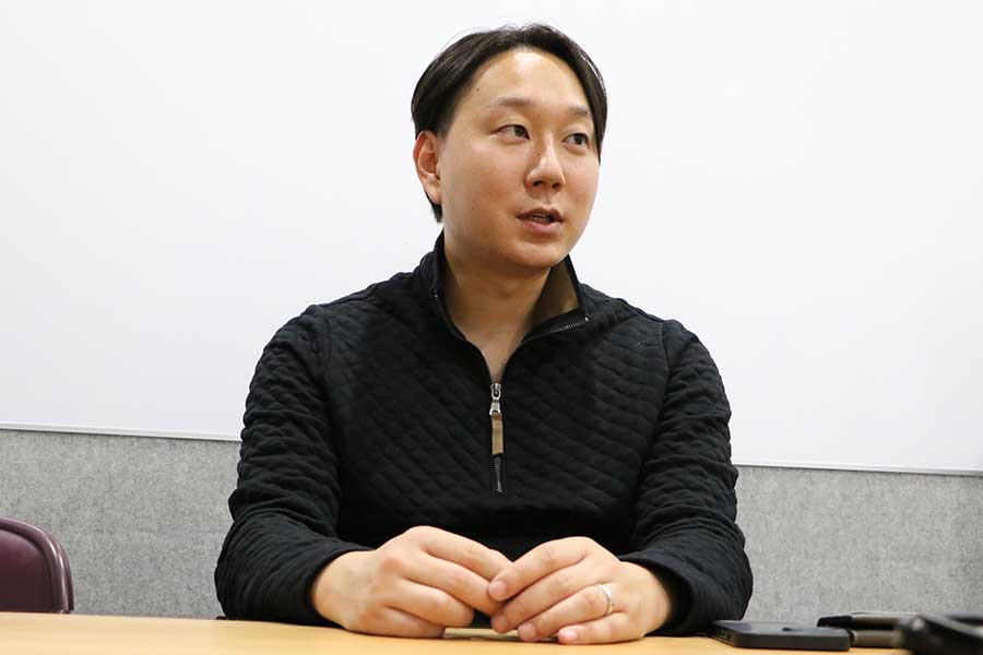 インタビューに応じた井手ウィリアム航輔【写真:FOOTBALL ZONE編集部】