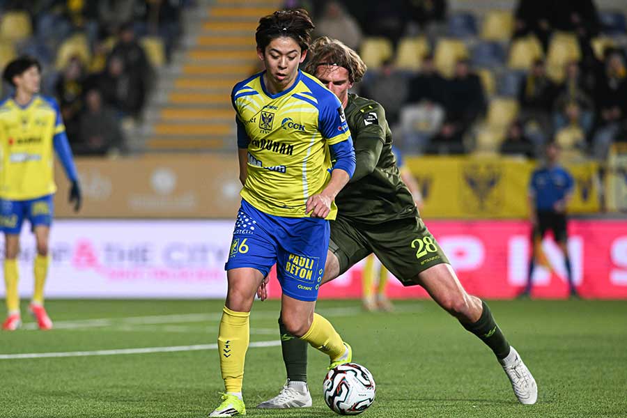 ベルギー1部・第21節ルーヴェン戦に先発出場した山本理仁【写真：Belga Image/アフロ】