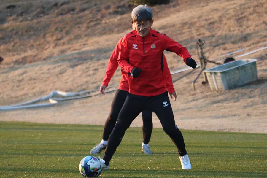 練習中にも笑顔をみせる福島FWカズ【写真：荻島弘一】