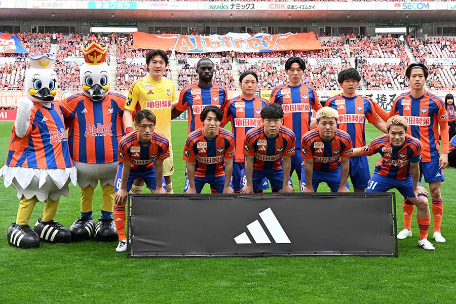 アルビレックス新潟の新ユニフォームに注目【写真:徳原隆元】