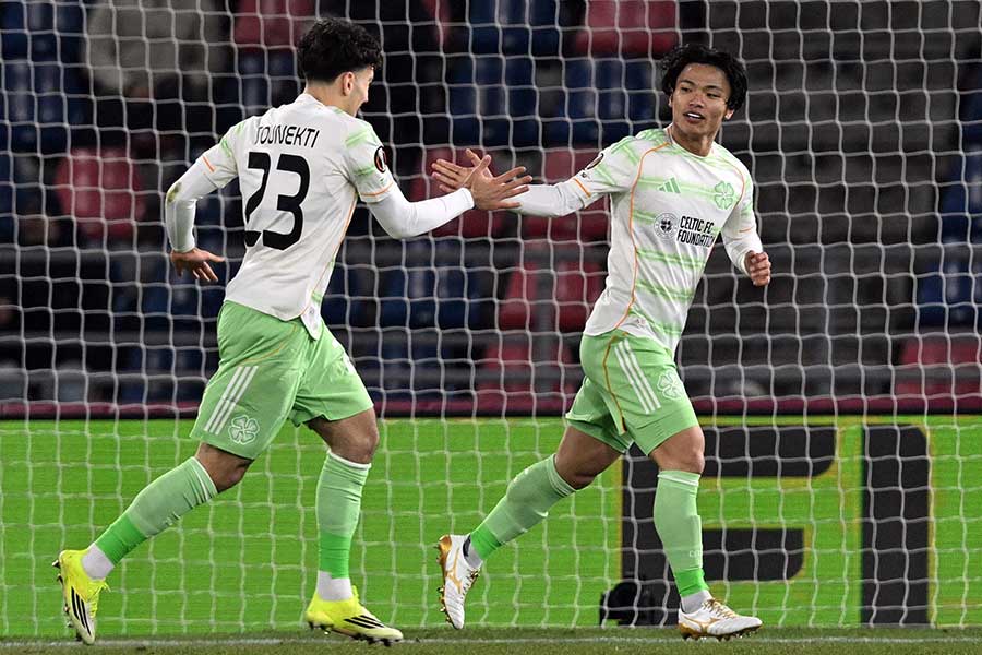 先制ゴールを決めたセルティックの旗手怜央（右）【写真：ロイター】