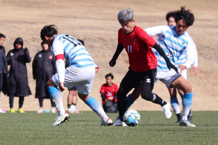 静岡産大DFをまた抜きでかわす福島FWカズ【写真：荻島弘一】